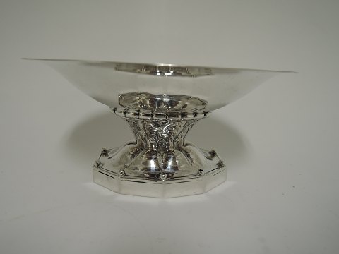 Georg Jensen
Sterling (925)
Oval bowl on foot.
design 42