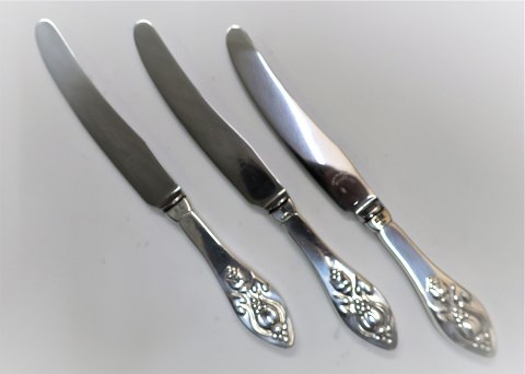 Georg Jensen. Fuchsia / Klokke. Sterling (925). Frugtkniv. Længde 17 cm. Prisen 
er per styk.