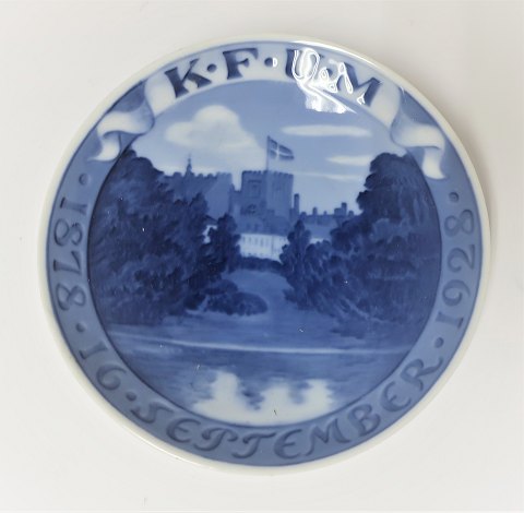 Royal Copenhagen. Mindeplatte #254. KFUM 50 års jubilæum. 1928. Diameter 11,5 
cm.