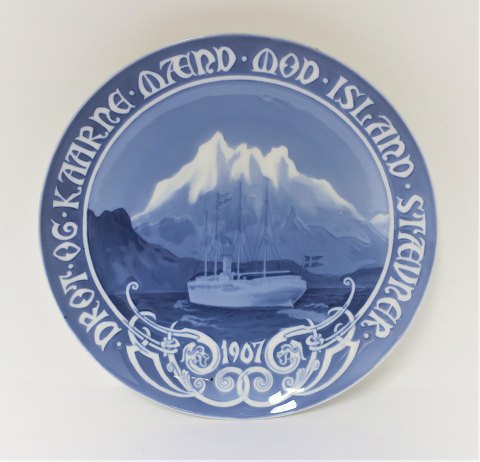 Bing & Grøndahl. Mindeplatte 1907. Kongeskibet ved Islands turen i 1907. 
Diameter 23 cm.