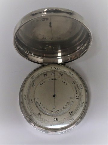 Barometer. Rund sølvæske sterling (925). Produceret England, London 1901. 
Diameter 10 cm.