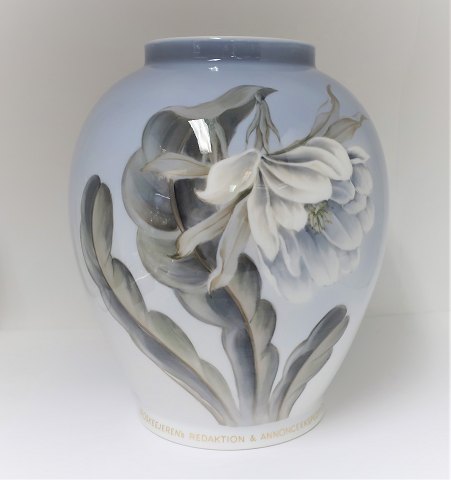 Royal Copenhagen. Vase. Model 2650/35B. Højde 30 cm.  (1 sortering). Med 
inskription fra fabrikken