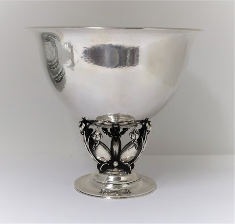 Georg Jensen. Silberschale zu Fuß. Sterling (925). Design Gundorph Albertus. 
Modell 468A. Höhe 21 cm. Durchmesser 23 cm. Produziert von 1925 bis 1932.