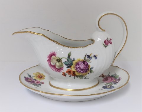 Royal Copenhagen. Saxon flower. Sauce boat. Model 4 / 1649. Lenght 21 cm. 
Produced before 1890. (1 quality)