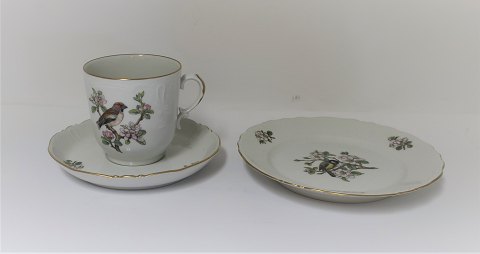 Königliches Kopenhagen. Frühling. Kaffeetasse mit Kuchenplatte. Modell 1533/2558 
+ 1533/2519. Der Preis gilt pro Satz. (1 Wahl)