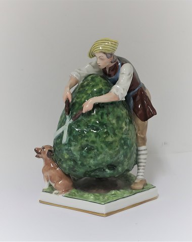 Bing & Gröndahl. Porzellanfigur 8039. Gärtner schneidet Buchsbaum. Design: 
Tegner.. Höhe 15cm. (1 Wahl)