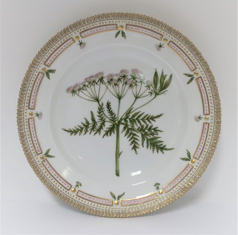 Royal Copenhagen Flora Danica. Dinner plate. Design # 3549. Diameter 25 cm. (1 
quality). Myrrhis odorata