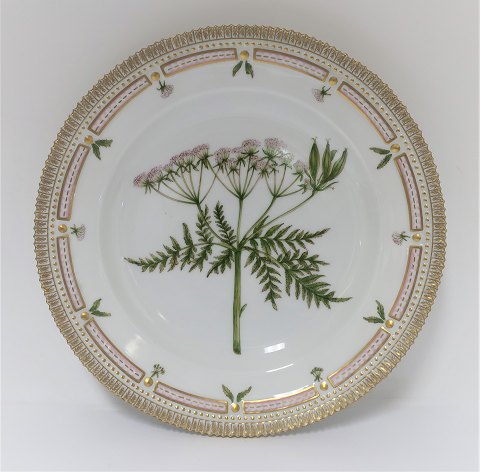 Royal Copenhagen, Flora Danica. Middags tallerken. Design #3549. Diameter 25 cm. 
(1 sortering). Myrrhis odorata