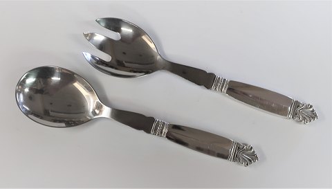 Georg Jensen. Silberbesteck (925). Königin. Salatbesteck mit Stahl. Länge 
19,5cm.