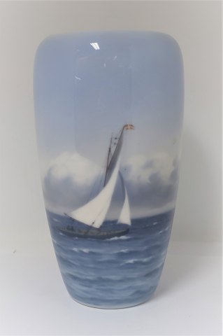 Königliches Kopenhagen. Vase mit Segelschiff. Modell 1484/1049. Höhe 23 cm. 
Produziert vor 1923. (1 Wahl)