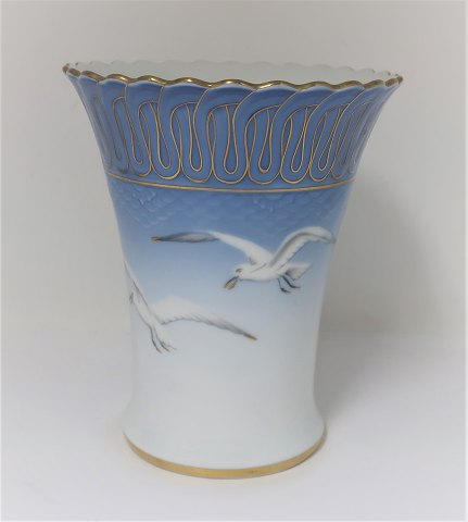 Bing & Grøndahl. Måge stel med guld. Vase. Model 186. Højde 16 cm. (2 sortering)