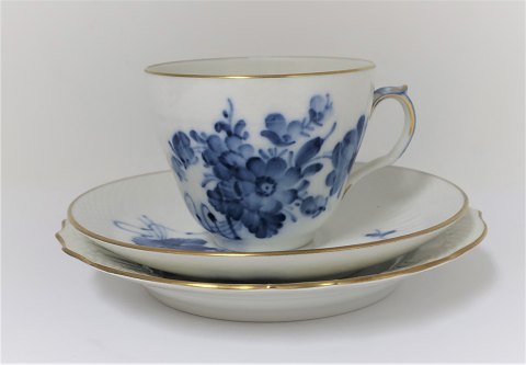 Königliches Kopenhagen. Blaue Blume, mit Gold. Kaffeetasse (1870) - Untertasse - 
Kuchenteller (1626) Durchmesser 15,5 cm. (1 Wahl)