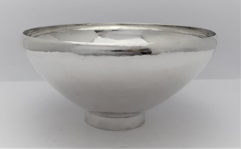 Georg Jensen. Stor sølvskål. Design Georg Jensen. Model 484C. Højde 11,5. 
Diameter 23 cm. Produceret 1945- 1977.