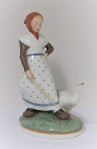 Royal Copenhagen. Porcelænsfigur. Gåsepige i farver. Model 528. Højde 18,5 cm. 
(1 sortering)