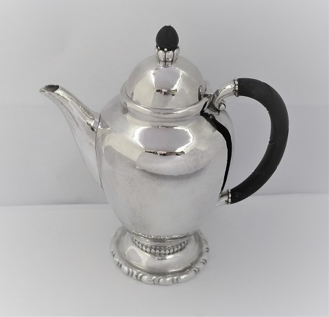 Georg Jensen. Silberne Kaffeekanne. Entwurf Georg Jensen. Modell 37. Höhe 24 cm. 
Produziert 1915 - 1930