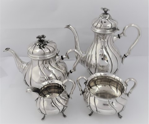 P. Hertz. Silver coffee-tea service (830). Consisting of; Coffee pot, tea pot, creamer and sugar bowl. Height of the coffee pot is 21 cm.