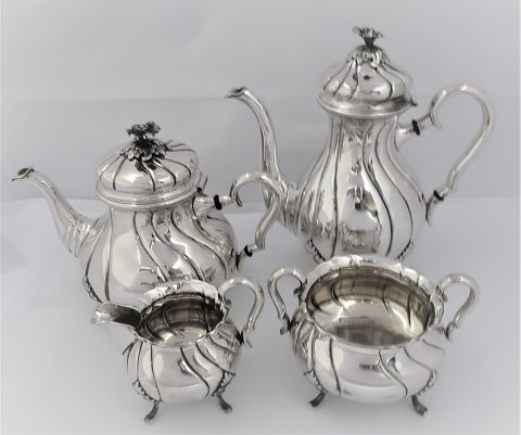 P. Hertz. Silver coffee-tea service (830). Consisting of; Coffee pot, tea pot, 
creamer and sugar bowl. Height of the coffee pot is 21 cm.
