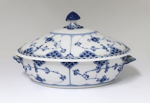 Royal Copenhagen. Blue Fluted, half lace. Covered dish. Model 622. Length 28 cm. 
Width 17.5 cm. (2 quality)