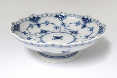 Royal Copenhagen. Blue fluted, full lace. Small round bowl on foot. Model 1023. 
Height 6 cm. Diameter 17,5 cm. (2 quality)