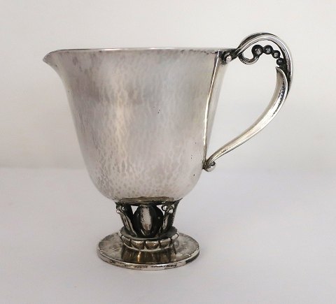 Georg Jensen. Sahnekännchen aus Silber (925). Modell 421. Höhe 9 cm. Produziert 
1933 - 1945.