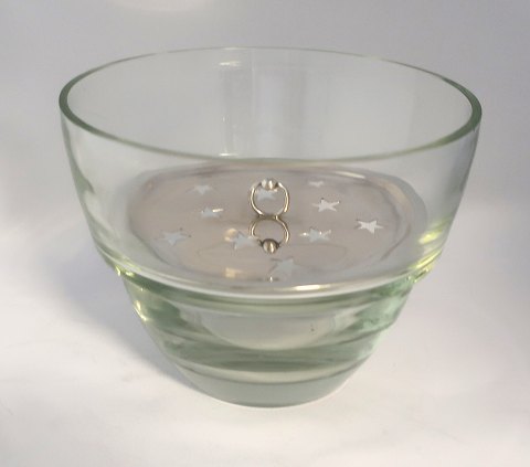 Dragsted. Isterninge glasskål med sølvlåg. Højde 13 cm. Diameter 17 cm. 
Produceret 1951.