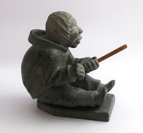 Grönland. Figur aus Speckstein. Sitzender Mann. Höhe 12,5 cm. In einer Hand 
fehlt etwas. (Wahrscheinlich KarlK). Provenienz Schloss Sorgenfri (Prinz Knud)