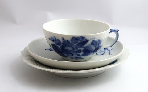 Königliches Kopenhagen. Blaue Blume, svejfet. Teetasse (1551) - Untertasse - 
Kuchenteller (1625) Durchmesser 17 cm. (2 Wahl)