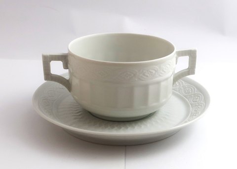 Königliches Kopenhagen. Fächer mit weißem Rand. Bouillontasse mit Untertasse. 
Modell 11565. Durchmesser 10 cm. (1 Wahl)