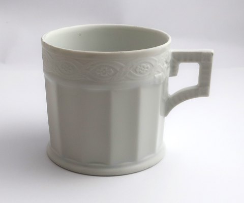 Royal Copenhagen. Fan with white border. Large cylinder cup. Model 069. Diameter 
7cm. Height 7 cm. (1 quality)