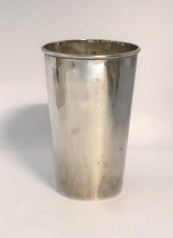 Sterling silver vase. Height 11 cm. Diameter 7 cm.