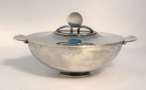 Georg Jensen. Sterling (925). Bowl with lid. Design: Harald Nielsen. Model 689. 
Diameter without handle 13 cm. Produced 1933-1945.