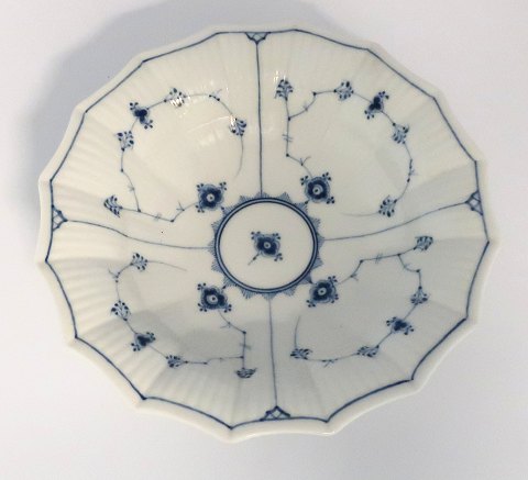 Royal Copenhagen. Blue Fluted, plain. Pickle dish. Model 142. Diameter 21 cm. (1 
quality)