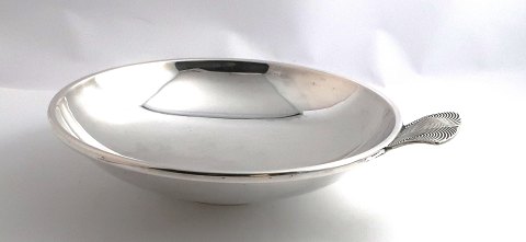 Danish work. Round silver bowl with handle. Diameter 20.5 cm. Produced 1932.