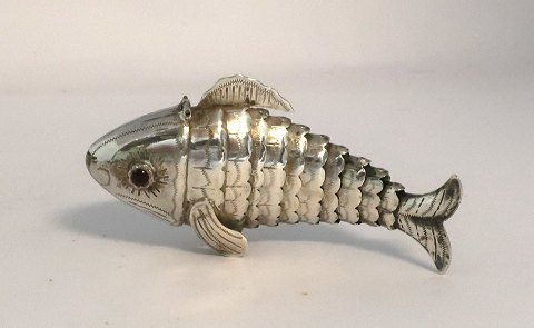 Fritz Sophus Albertus. Newer silver vinaigrette egg in the shape of a fish. 
Length 9 cm