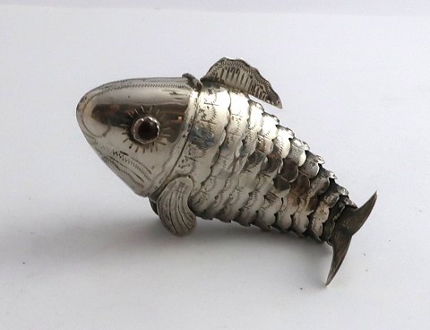 Fritz Sophus Albertus. Newer silver vinaigrette egg in the shape of a fish. 
Length 9 cm