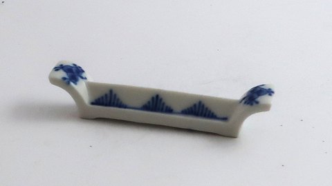Royal Copenhagen. Mussel painted, fluted. Knife bench. Model 2311. Length 7.5 
cm. (1 quality)
