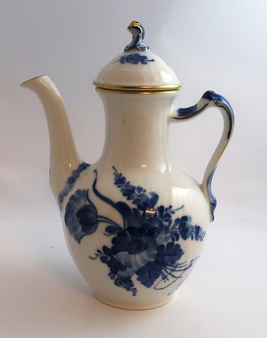 Königliches Kopenhagen. Blaue Blume, mit Gold. Kaffeekanne. Modell 1517. Höhe 
23,5 cm. (1 Wahl)