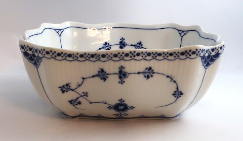 Royal Copenhagen. Blue Fluted, half lace. Large bowl. Model 581. Width 23 cm. (1 
quality). Produced before 1900