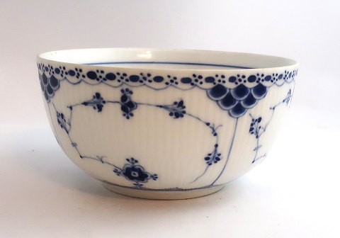 Royal Copenhagen. Blue Fluted Half Lace. Small bowl. Model 593. Diameter 14.5 
cm. Height 7 cm. (2 quality). Produced before 1923