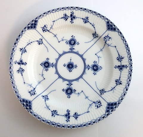Royal Copenhagen. Blue fluted, half lace. Dinner plate. Model 571. Diameter 25 
cm. (1 quality)