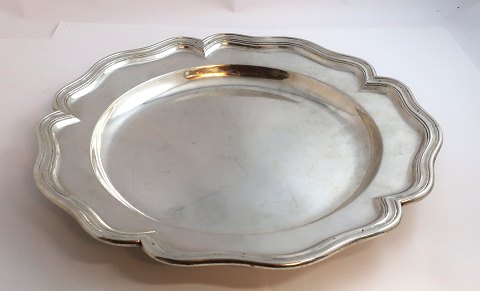 Bagge Thomsen Hiort (B T H). Regence. 2 large round silver dishes (830). 
Diameter 31 cm. Silver stamp from 1737 and three-tower stamp from 1742.