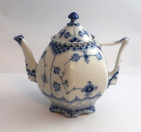 Royal Copenhagen. Blue Fluted, Full lace. Royal Copenhagen. Teapot. Model 1117. 
Height 16 c. (1 quality).