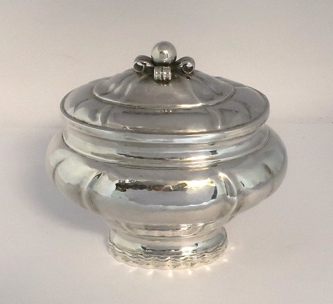 Benny Larsen, Copenhagen (Benny L). Sterling silver bonbonniere (925). Length 15 
cm. Height 13 cm. Produced 1947
