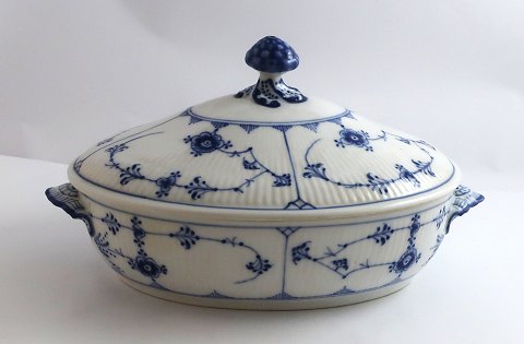 Royal Copenhagen. Blue fluted, plain. Oval lidded dish.Model 283. Length 27.5 
cm. Width 18 cm. (1 quality). Produced before 1923