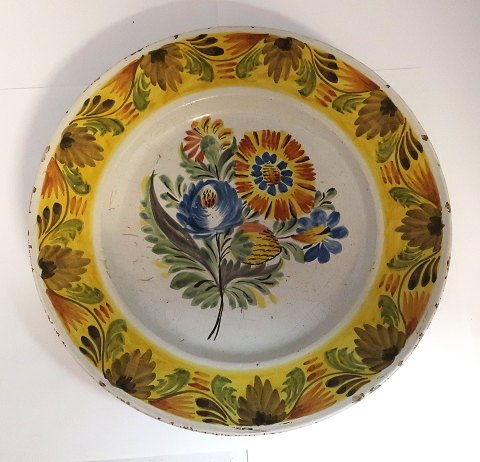 Kellinghusen. Earthenware dish. Diameter 30.3 cm. With very small edge notches.
