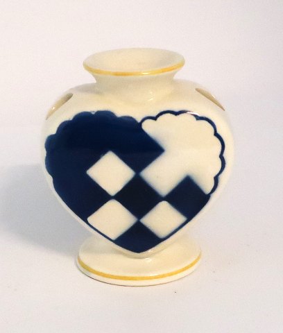 Aluminia heart blue. Height 7.5 cm.