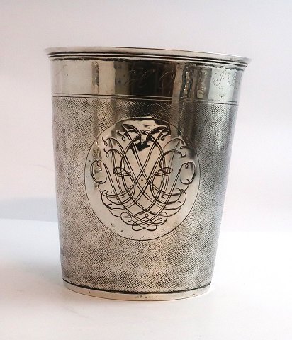Mogens Thommesen Löwenhertz (1669-1734). Large silver goblet. Coin (Frederic III 
crown from 1651) inserted in the bottom. Height 11.5 cm. Diameter 10 cm.