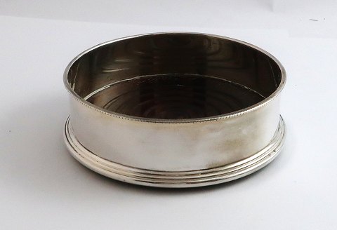 England. Birmingham. Sterling coster with wooden base (925). Diameter 11 cm.