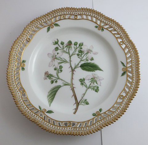 Royal Copenhagen. Flora Danica plate w. open-work border. Diameter 25 cm. Model 
3553. (1 quality). Rubus villicanlis Köhl