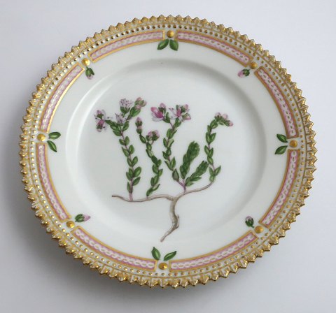 Royal Copenhagen, Flora Danica. Cake plate. Design # 3552. Diameter 14,5 cm. (1 
quality). Sedum anglicum Huds